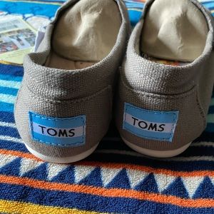 Brand new TOMS size 5